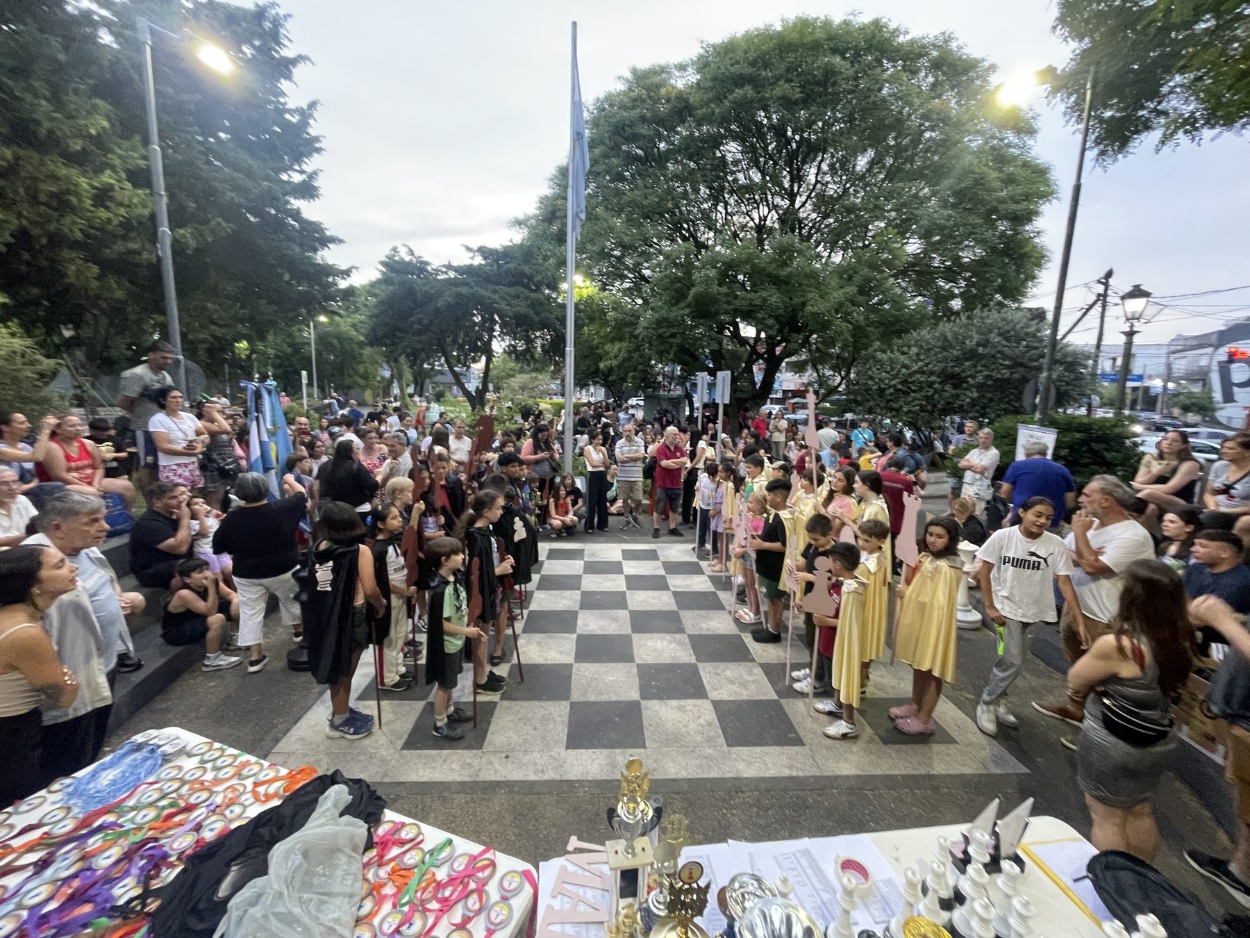 Ajedrez viviente en la comunidad