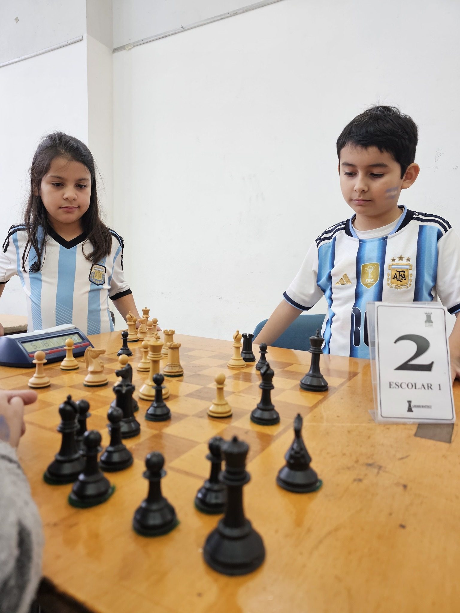 Alumnos de la escuela jugando ajedrez