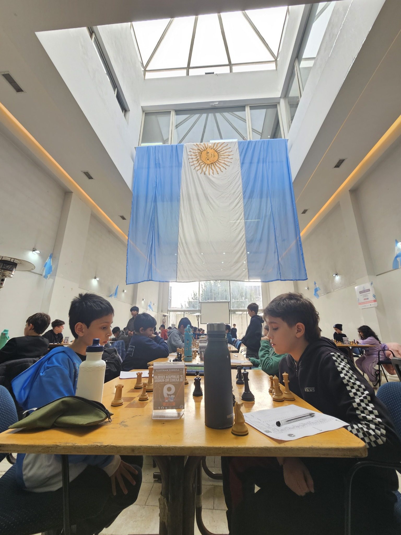 Alumnos jugando bajo la bandera argentina en Ajedrez Martelli